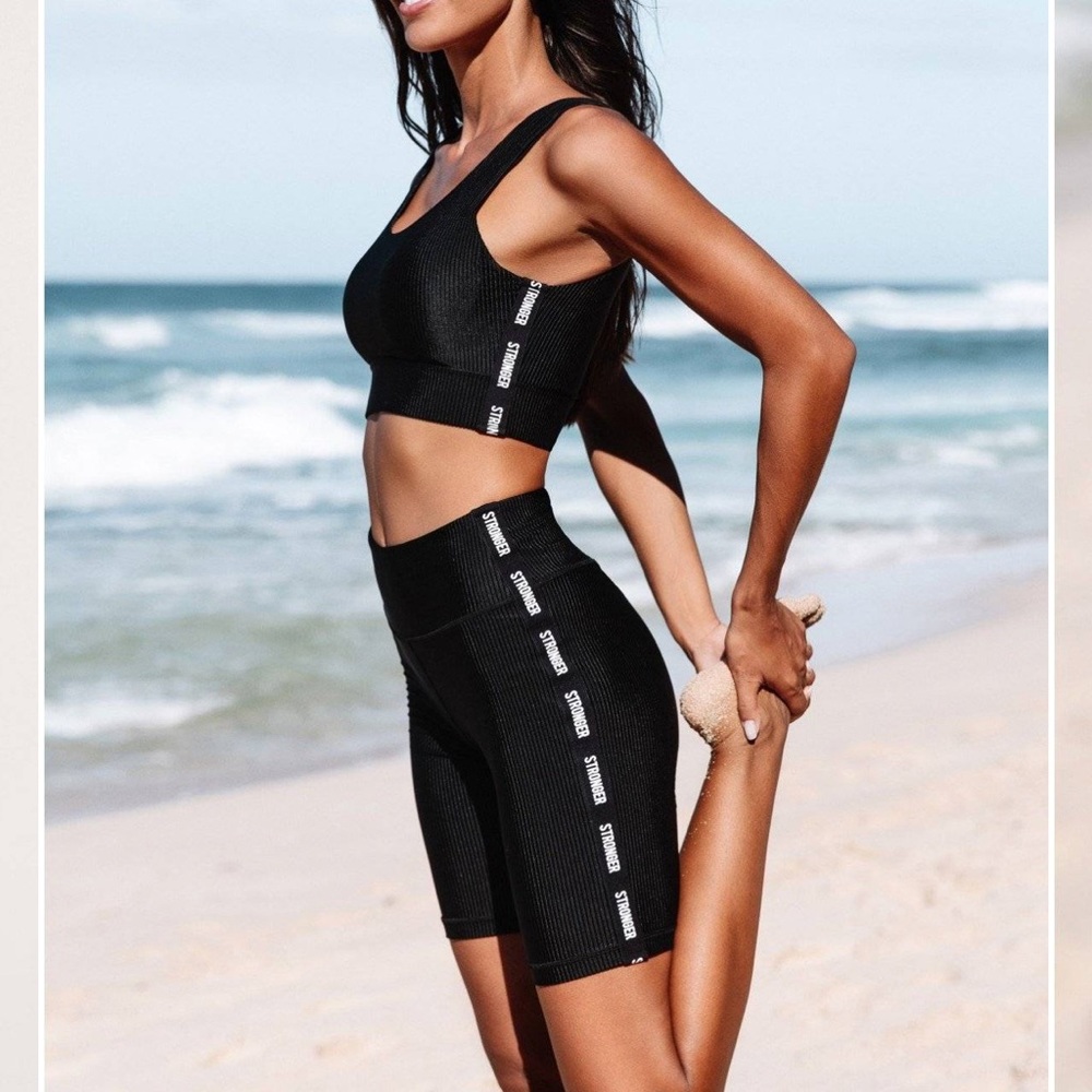 STRONGER SWEDEN HUNTRESS SPORTS BRA AND BIKER SHORT SET